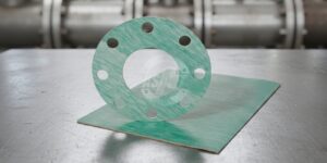 Junta de papelão hidráulico PH 400®: resistência até 400°C, 110 bar e alta retenção de torque.